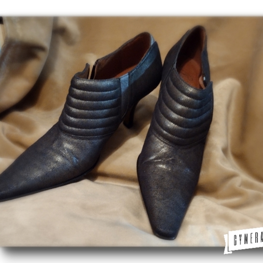 Gorgeous Donald J. Pliner Leather Booties.